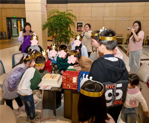 “桥边”姑娘　温暖“童”行   泰兴市黄桥镇妇联举办困境儿童集中生日会