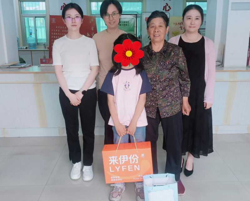 海陵区妇联联合民革泰州市直属综合二支部开展困境儿童节日慰问活动