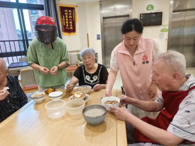 泰兴市黄桥镇琴韵社区妇联：酷暑送清凉，巾帼暖夕阳
