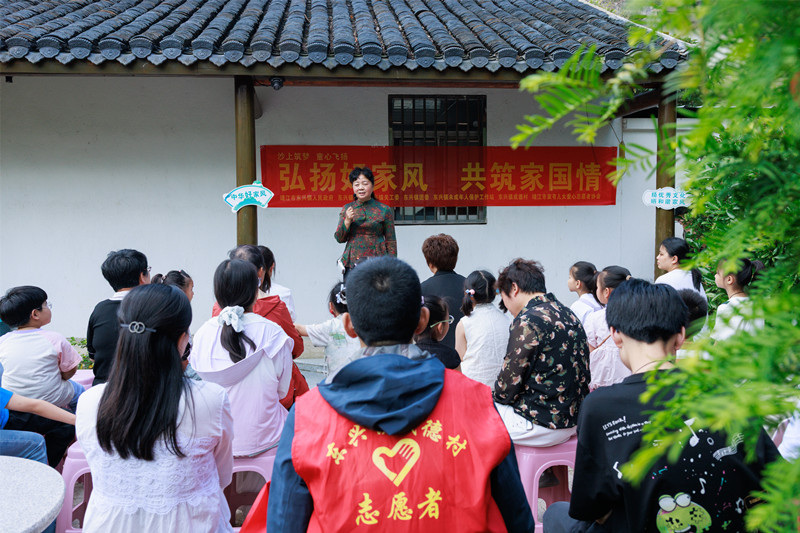 靖江市东兴镇妇联：家风“润”成德 家国“共”深情